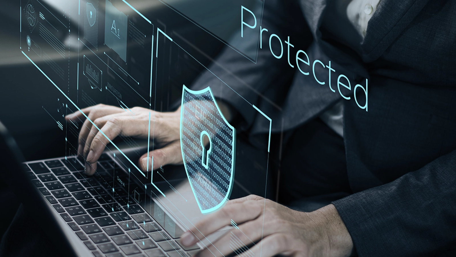 Persoon typt op een laptop met digitale beveiligingsiconen, een schild met slot en het woord “Protected” in beeld.