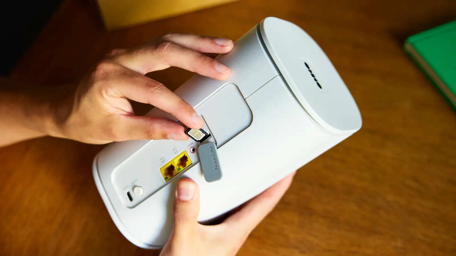 Plaats de simkaart in je router