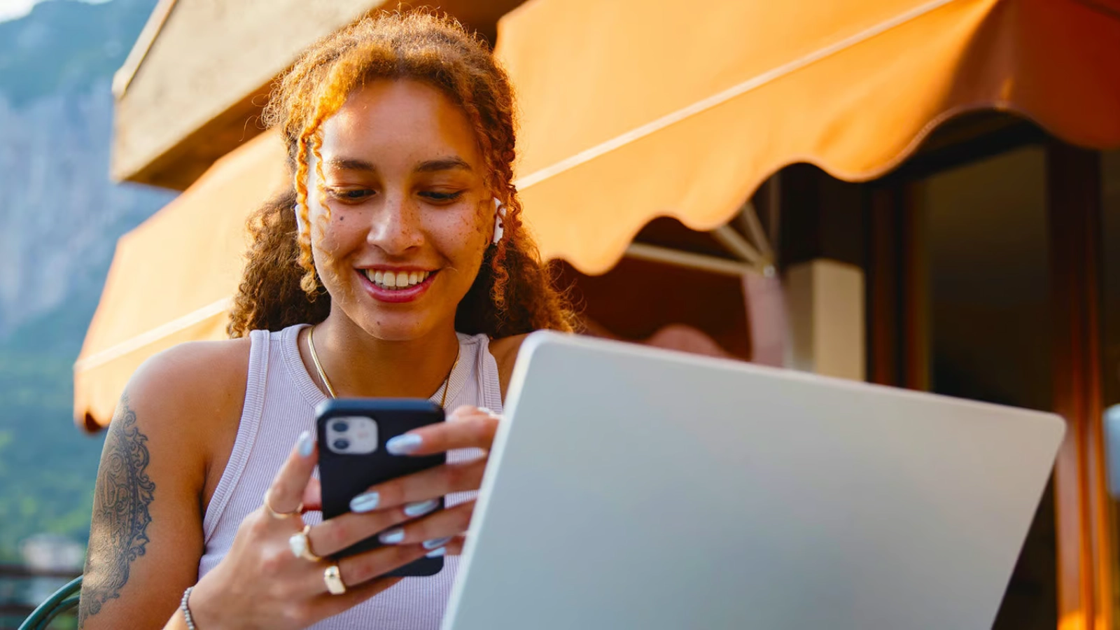 Vrouw met laptop en telefoon