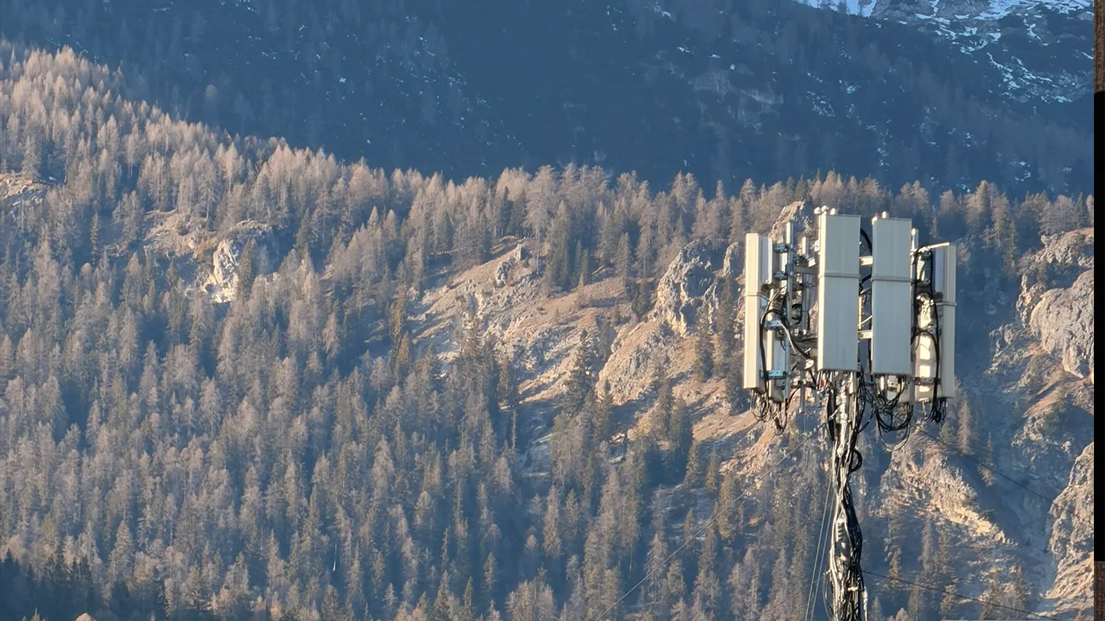 antennes 5g met bergen op de achtergrond