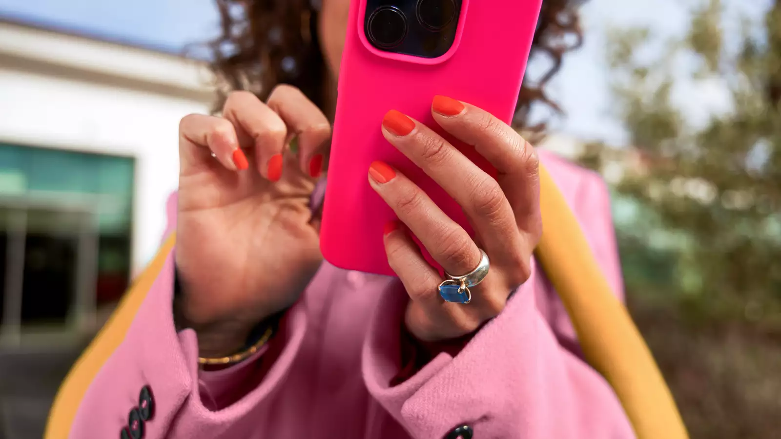 Vrouw met rode nagellak en telefoon