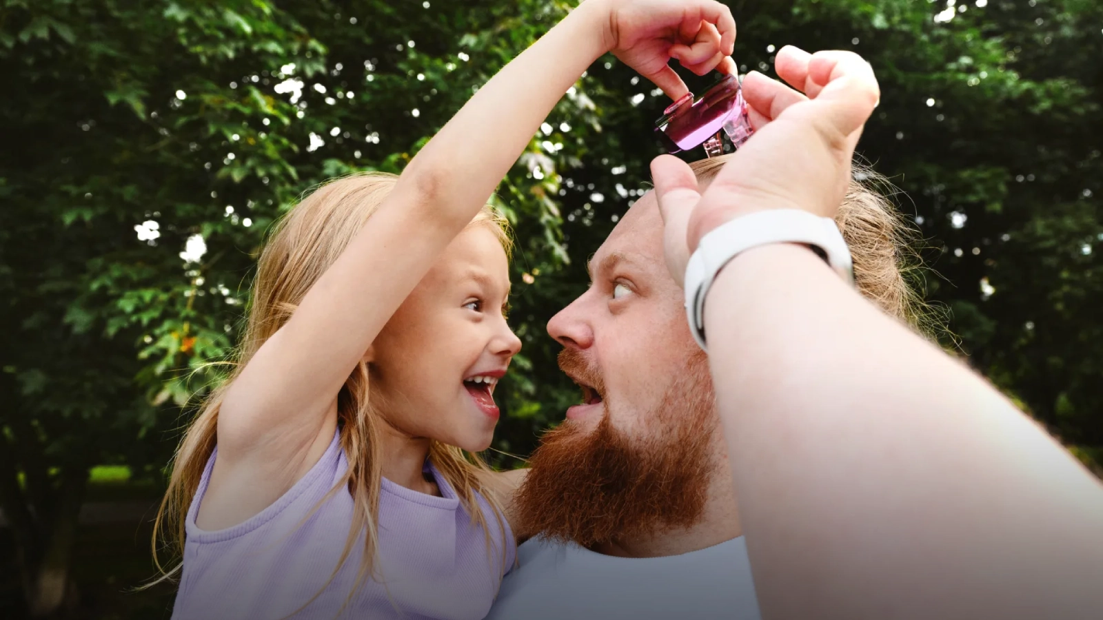 Man met kind en smartwatch