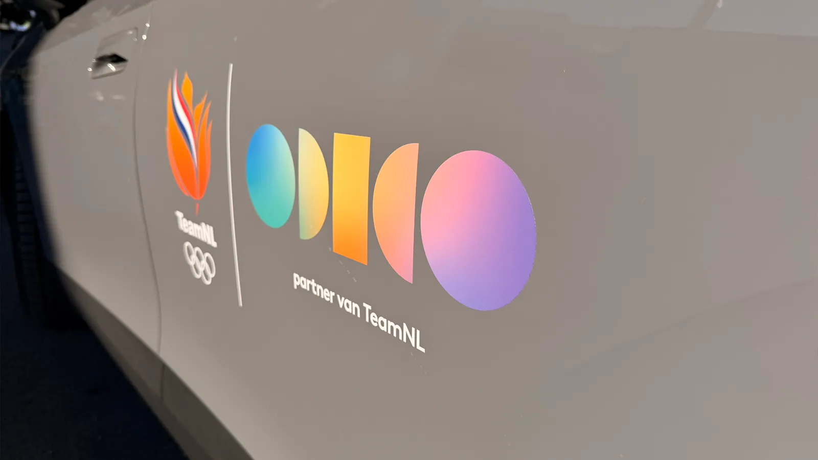 logo odido en teamnl op een auto