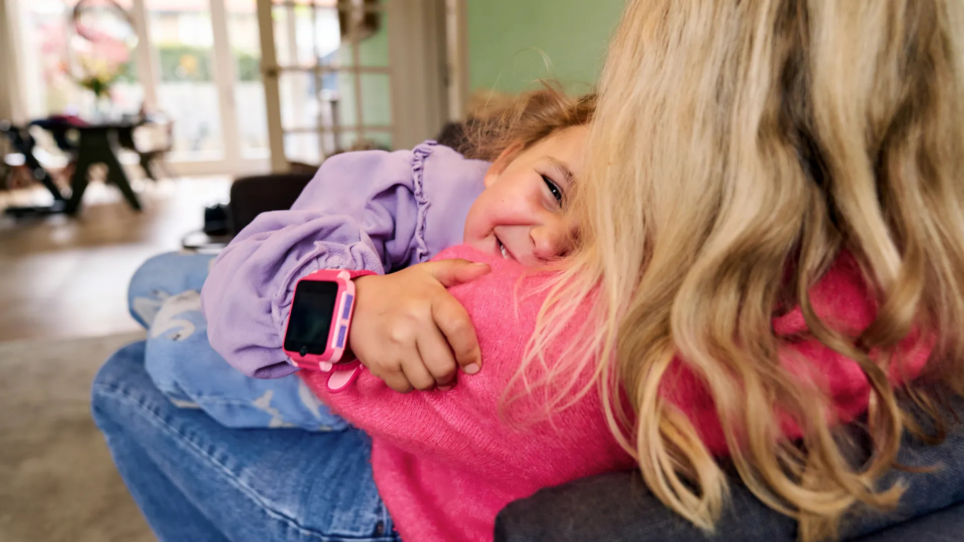 meisje op de bank met een kindersmartwatch om