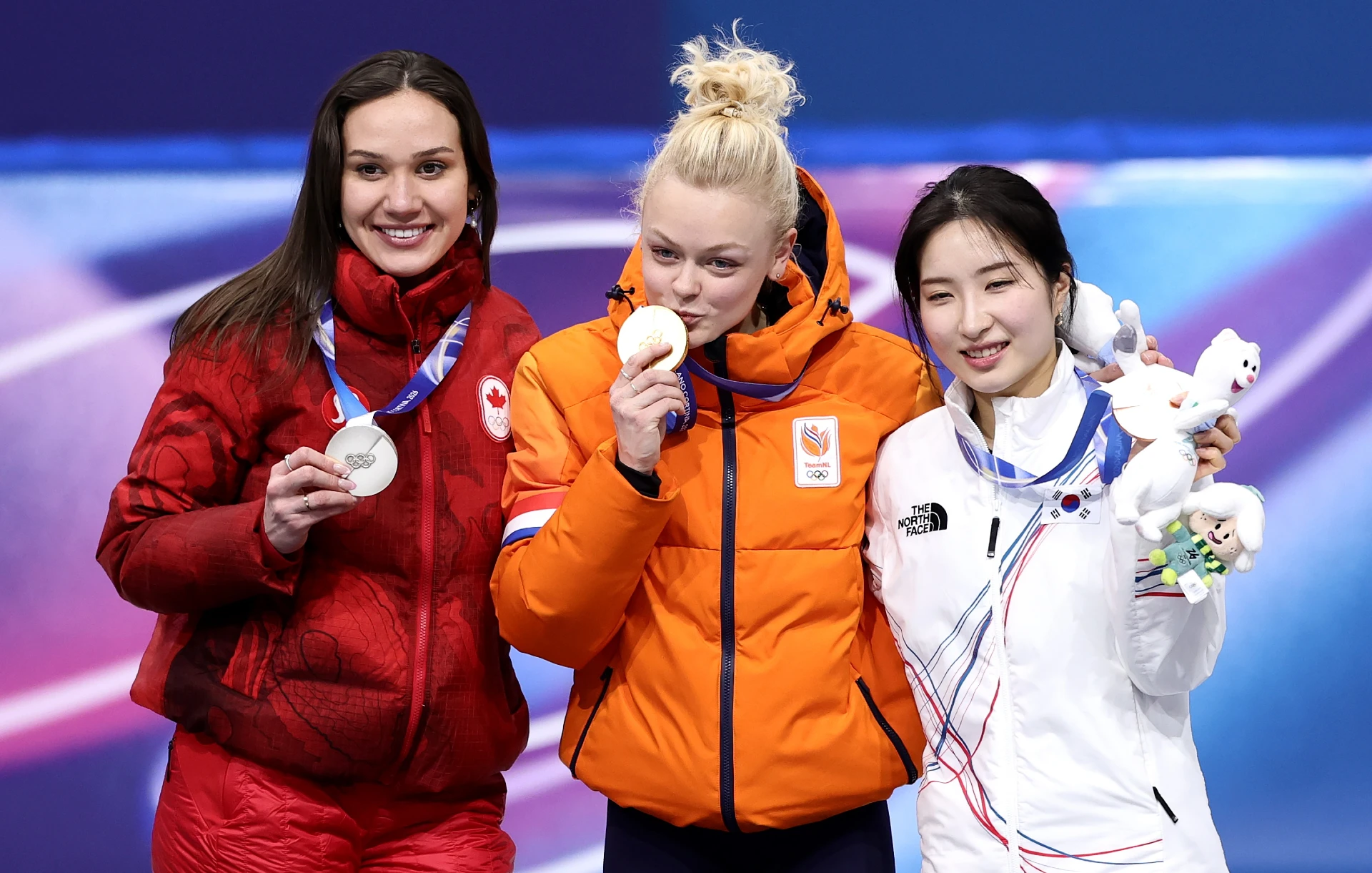 Xandra Velzenboer op het podium in Milaan met haar gouden medaille 1000 meter shorttrack