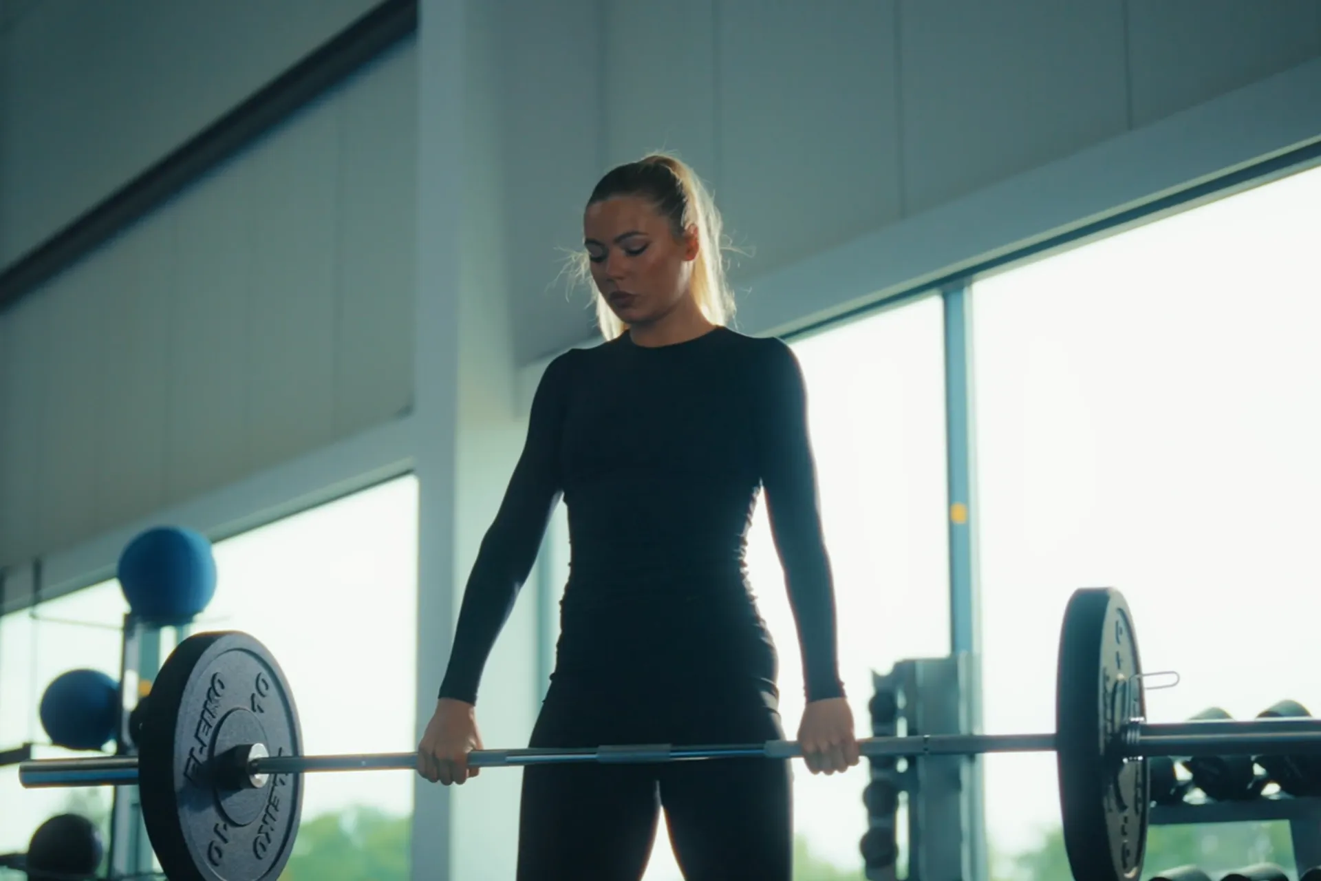 Jutta Leerdam aan het trainen in de sportschool.