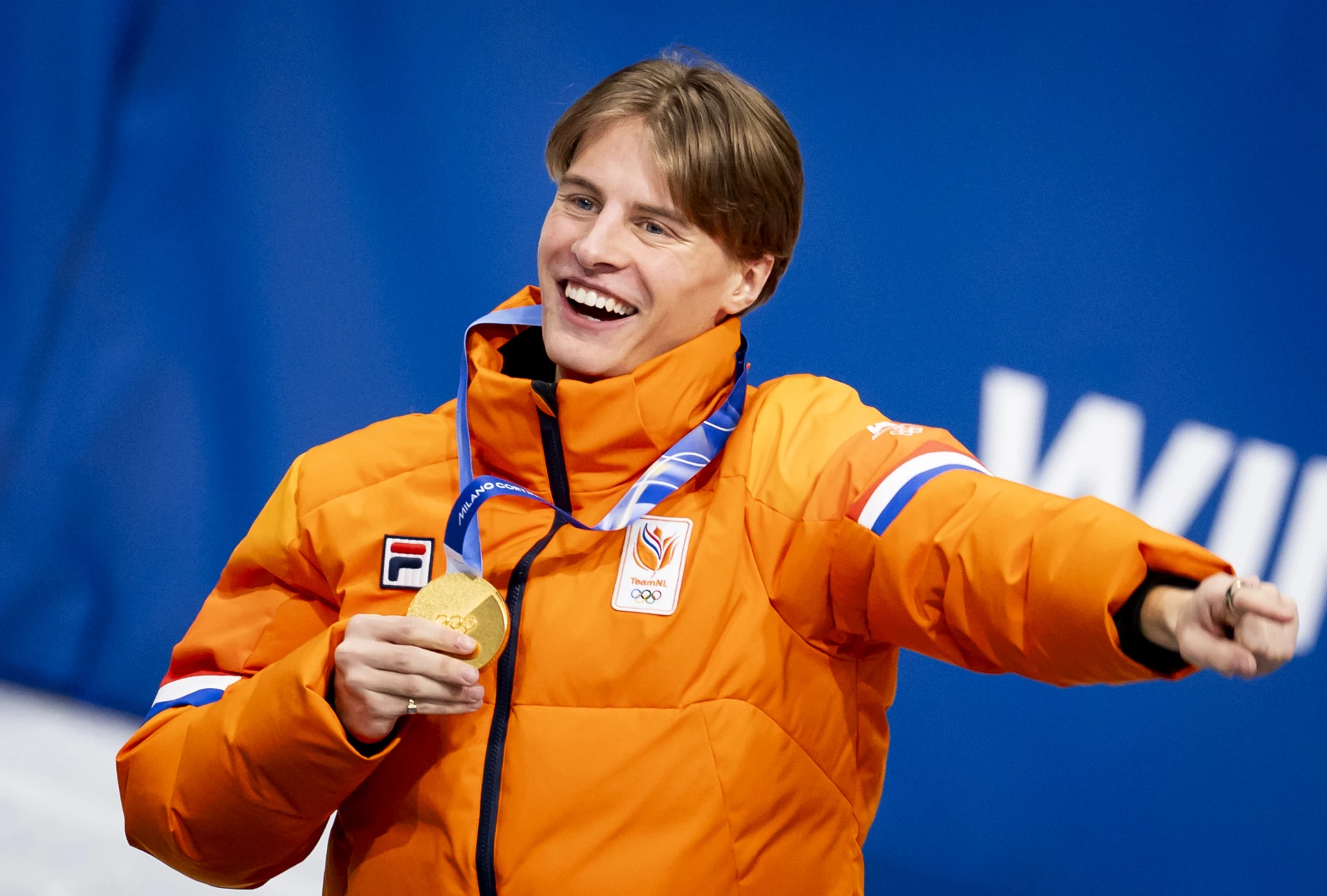 Jens van 't Wout staat met zijn tweede gouden shorttrack medaille te glunderen op het podium