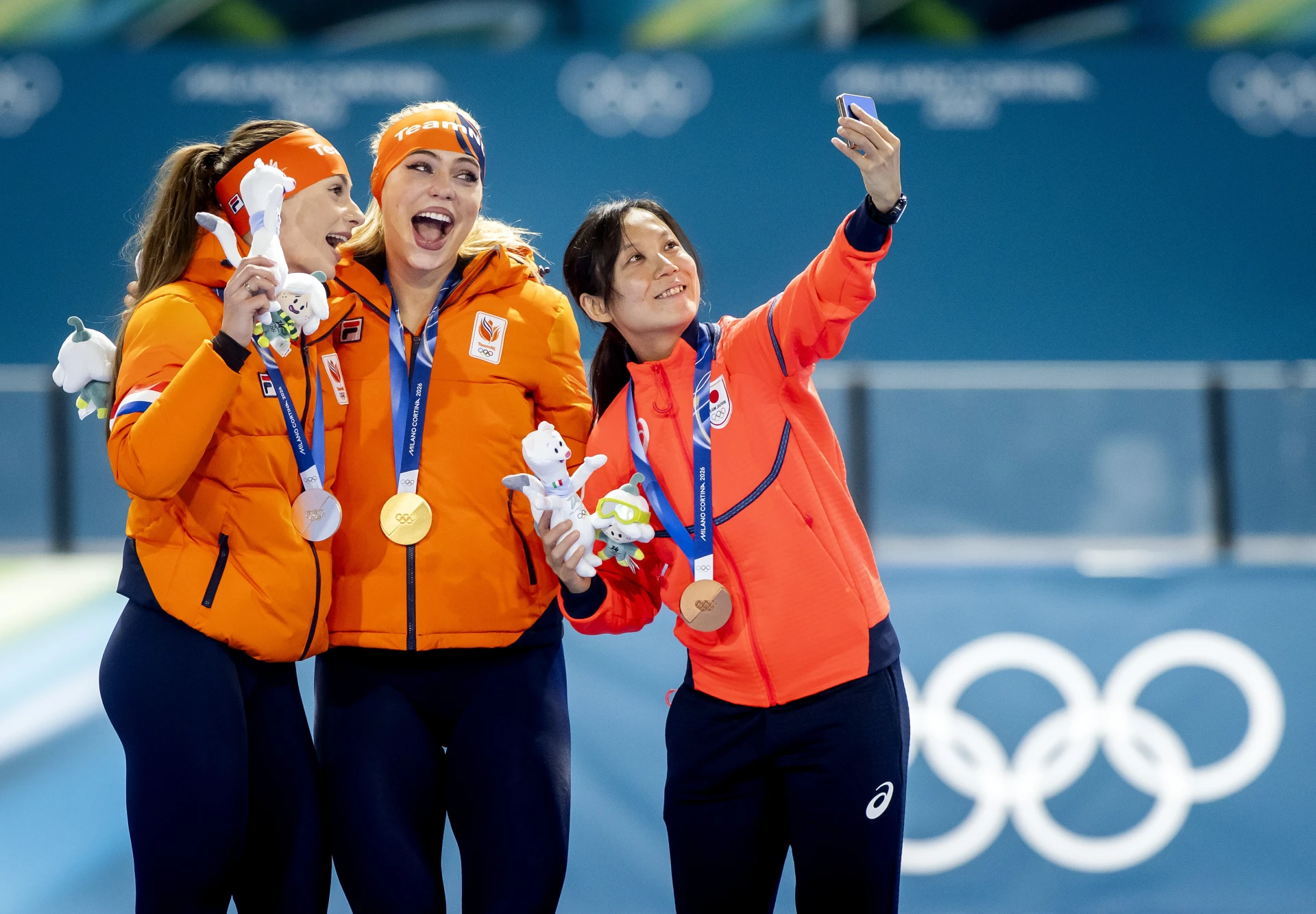 Jutta Leerdam en Femke Kok op een podium in Milaan na het winnen van twee medailles