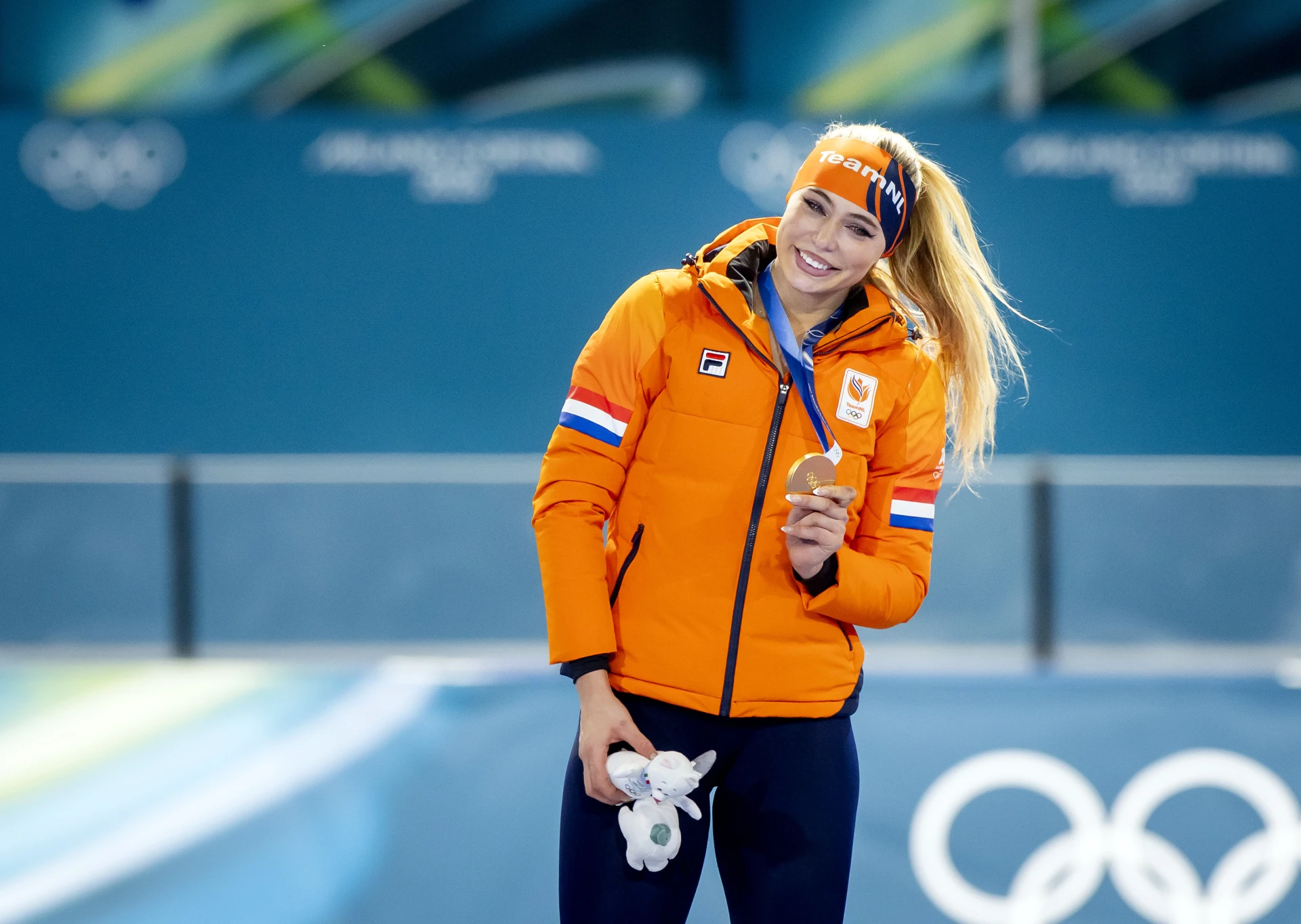Jutta Leerdam met haar gouden medaille op het podium in Milaan
