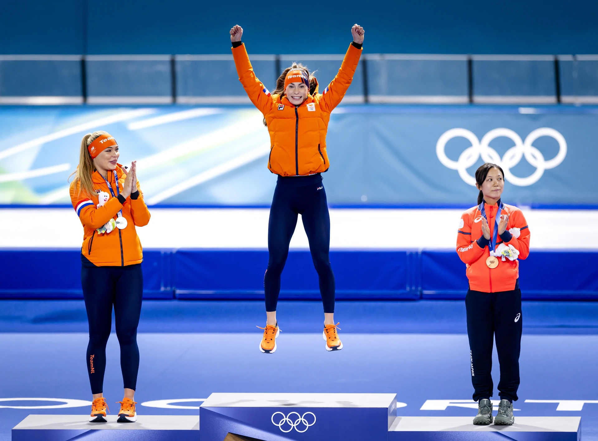 Jutta en Femke op het podium in Milaan met goud en zilver op de 500 meter sprint