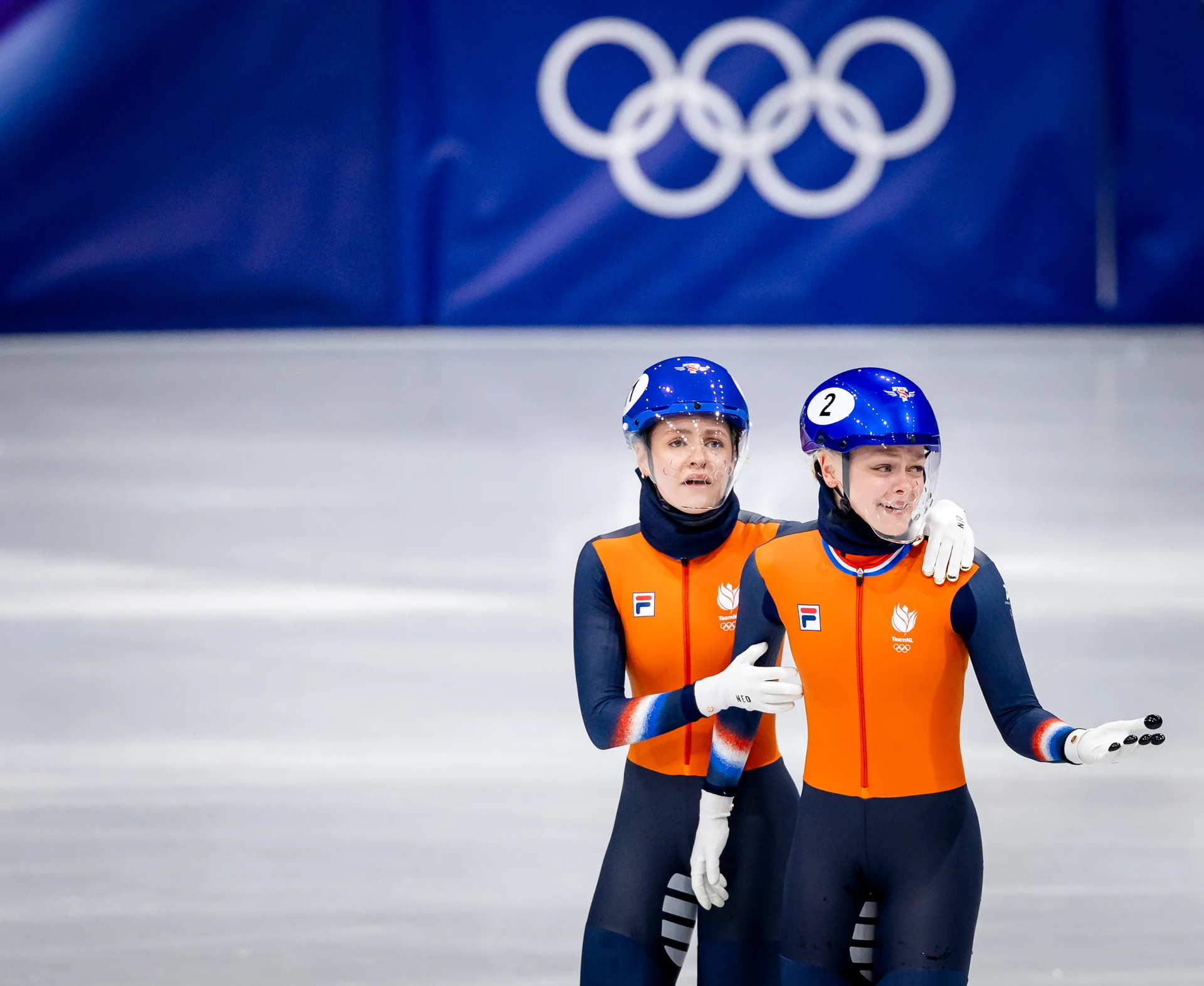 Xandra en Michelle Velzeboer tijdens de Olympische Spelen gezamelijk in een shorttrackteam
