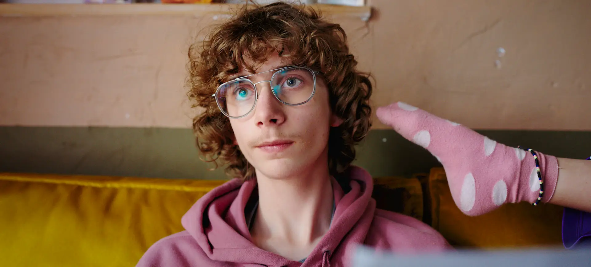 jongen met krullen en een bril op