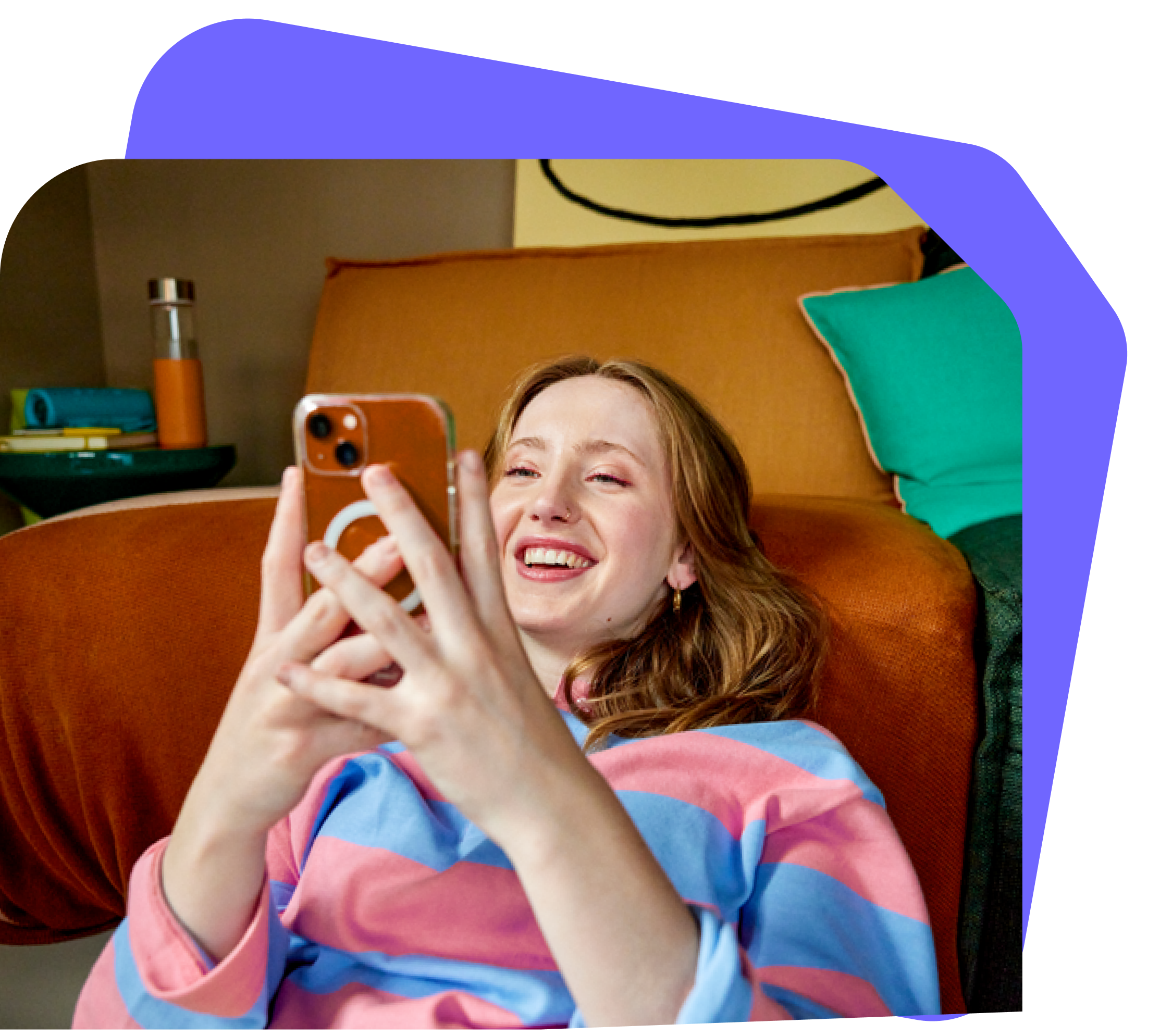 jonge vrouw die op haar telefoon zit