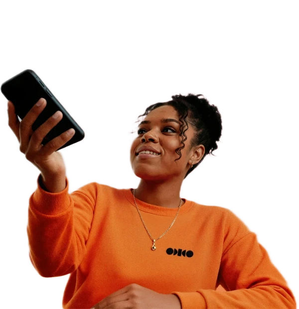 vrouw met oranje odido trui en telefoon in de hand