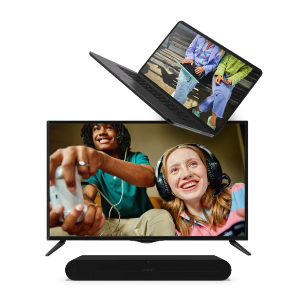 Collage van een tv waarop kinderen aan het gamen zijn, een laptop die twee mensen vanaf de taille naar beneden toont, en daaronder een Sonos-soundbar.