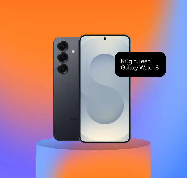 Zwarte smartphone met drie camera’s aan de achterkant op een blauw-oranje kleurverloopachtergrond. Tekstballon: “Krijg nu een Galaxy Watch8.”
