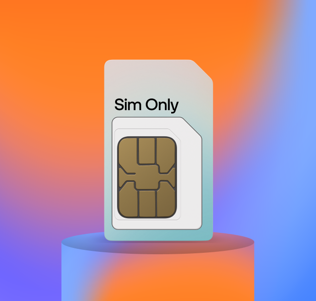 SIMkaart met het label ‘Sim Only’ tegen een oranje-blauwe kleurverloopachtergrond, geplaatst op een cilindervormig voetstuk.