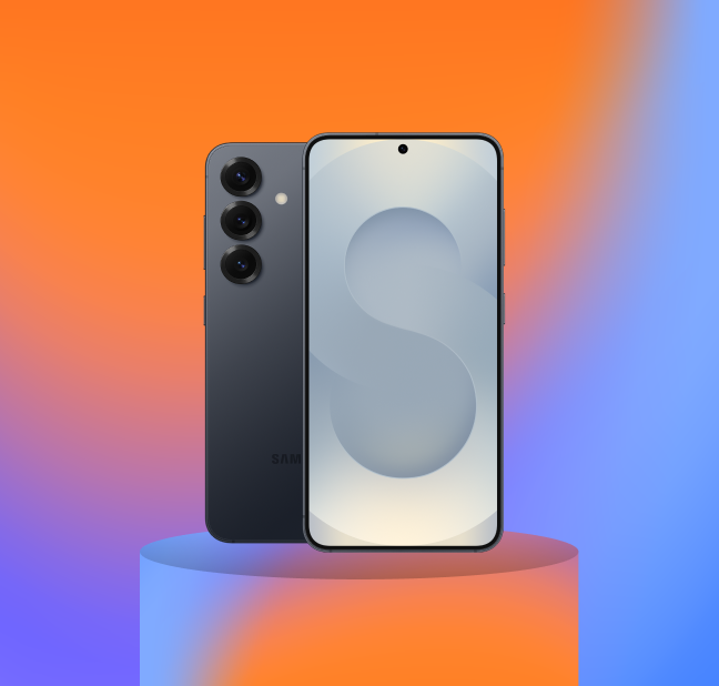 Zwarte smartphone met drie camera’s aan de achterkant en een voorzijde waarop een ‘S’-ontwerp te zien is, weergegeven tegen een oranje-blauwe kleurverloopachtergrond.