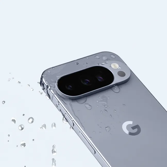 Google Pixel 10 in grijs lifestyle foto Google Pixel 10 in grijs lifestyle foto