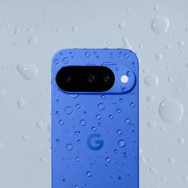 Google Pixel 10 in blauw lifestyle foto Google Pixel 10 in blauw lifestyle foto