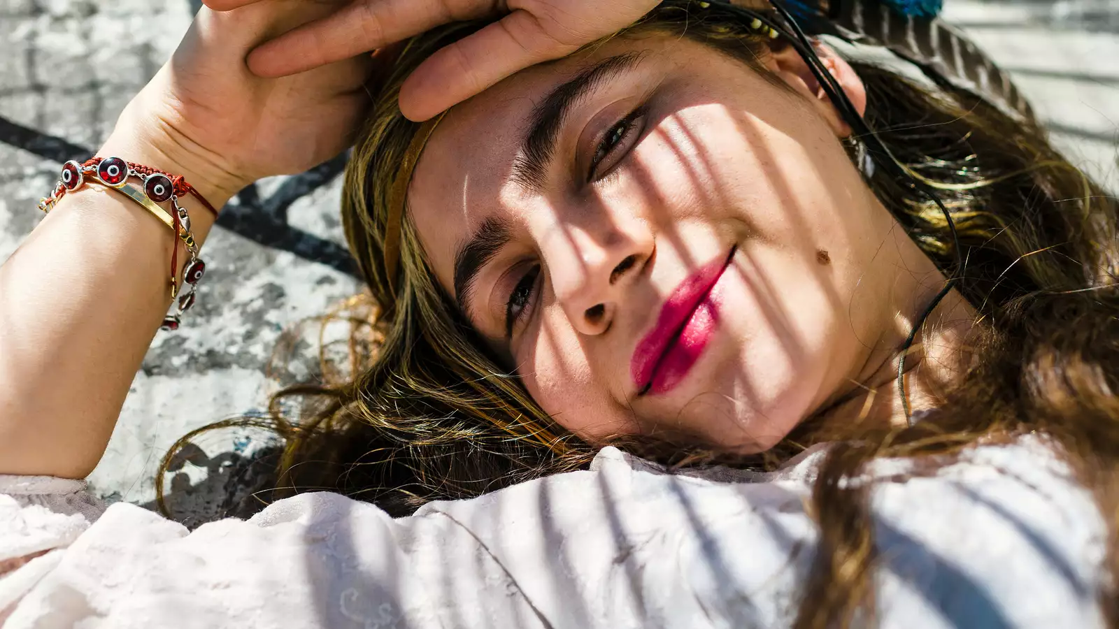 lachende vrouw met hoofd in schaduw