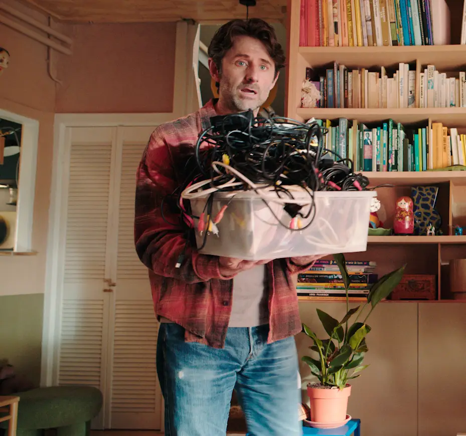 Man met doos kabels in zn handen