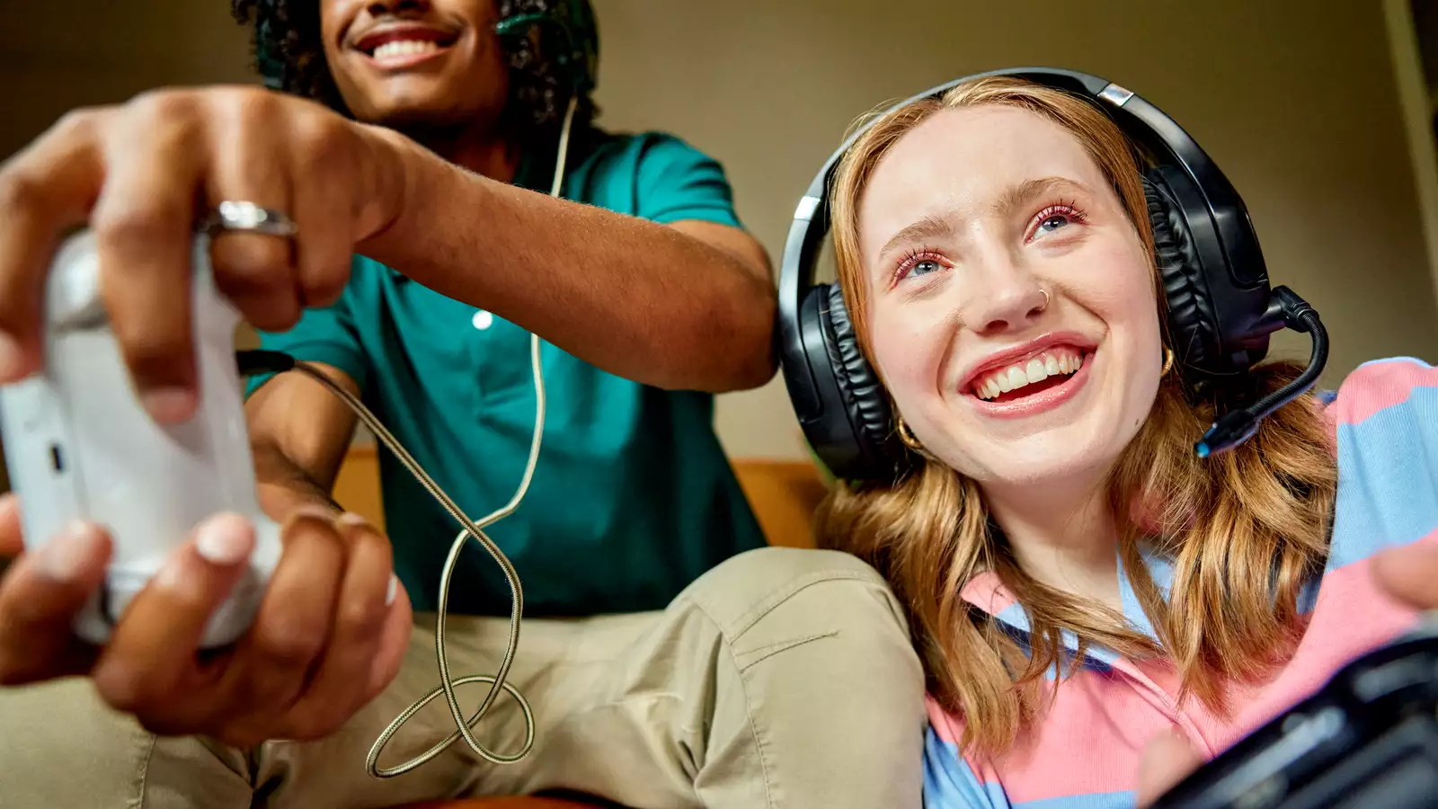 lachende man en vrouw die aan het gamen zijn